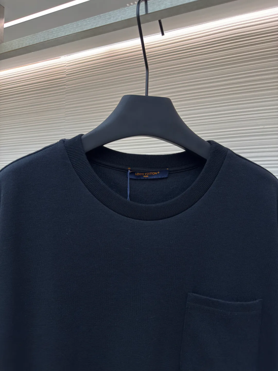 LOUIS VUITTON Pocket jacquard short sleeves ●Authentic product: purchased and developed for 8500 ●Item number: 1680112-A35 ●Fabric: pure cotton fabric ●Technology: jacquard knitting ●Version: fitted version ●Weight: about 345 grams ●Size: XS-S-M-L ●Description: Use 18-needle upper and lower cotton jacquard knitted fabric, weight 300g. Disassemble the original version to analyze the type of machine for yarn parameters. Manually count the needles and draw the pattern. The jacquard fabric is woven by Fukuda machine imported from Japan. The solid color part uses an 18-needle double-sided jacquard machine to weave the pique fabric. The jacquard and solid color fabrics are proportioned according to the amount of each piece. The two fabrics are the same The vat dyeing ensures that there is no color difference in the finished fabric. Overflow vat rope dyeing is used. The edge of the finished fabric is over-positioned and the weft adjuster is used to adjust the weft and slant to ensure that the pattern of the finished fabric is consistent with the size of the Y version. The front + sleeves are made of solid pique fabric, and the back pocket is made of jacquard fabric. The pocket letters are centered and positioned to take out the pieces. The thread is made of 40s double-ply cotton yarn and the flat collar is woven on a horizontal machine. The overall wiring is straight and delicate, the fabric is comfortable and soft, and the color is consistent without color difference. It can be matched with the same style to create a fashionable look and control various occasions. Customized accessories, complete with three standards, same style for men and women!